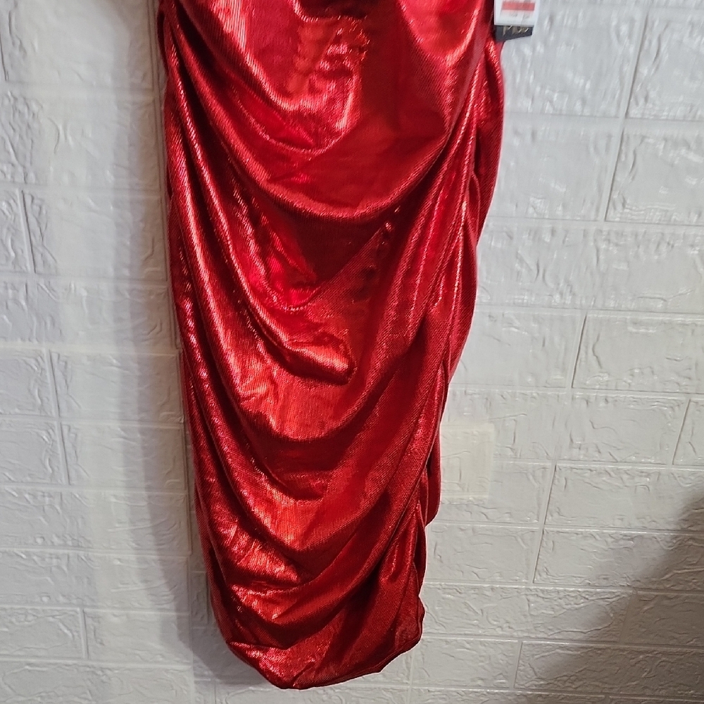 Elegant Red Draped Dress - Picture 5 of 10